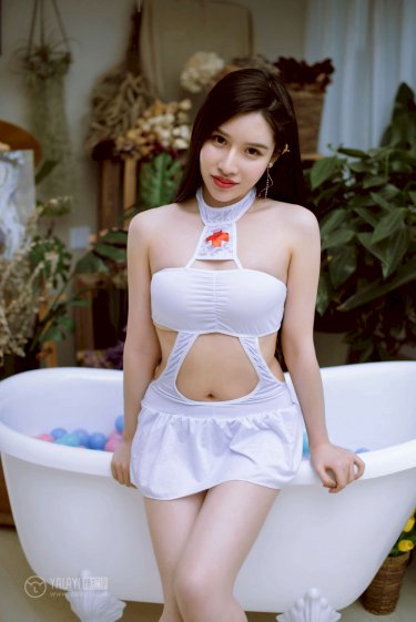 手划过小腹划入黑色丛林